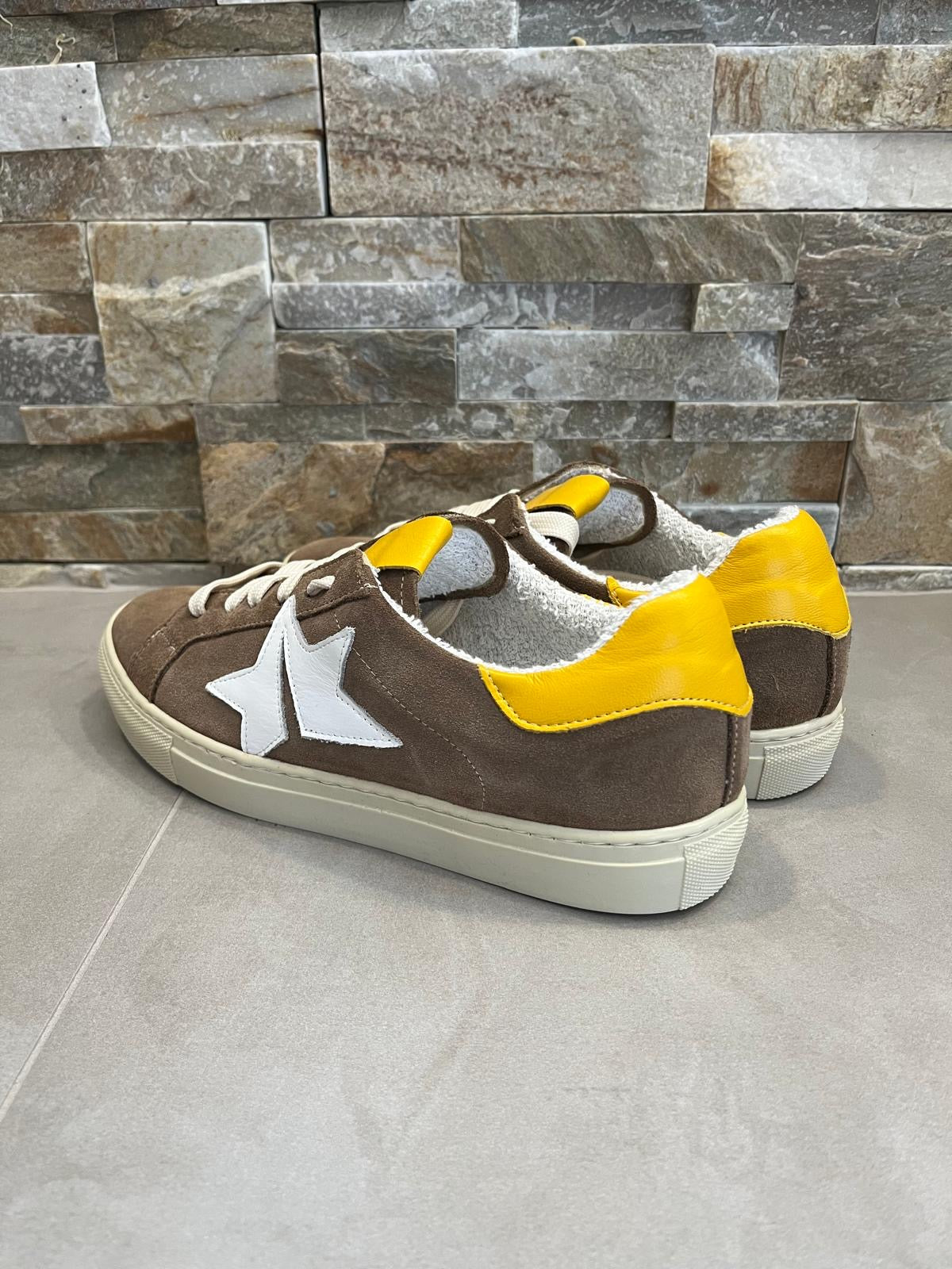 Sneakers uomo marrone e giallo-DIVINE FOLLIE - Calzature principe