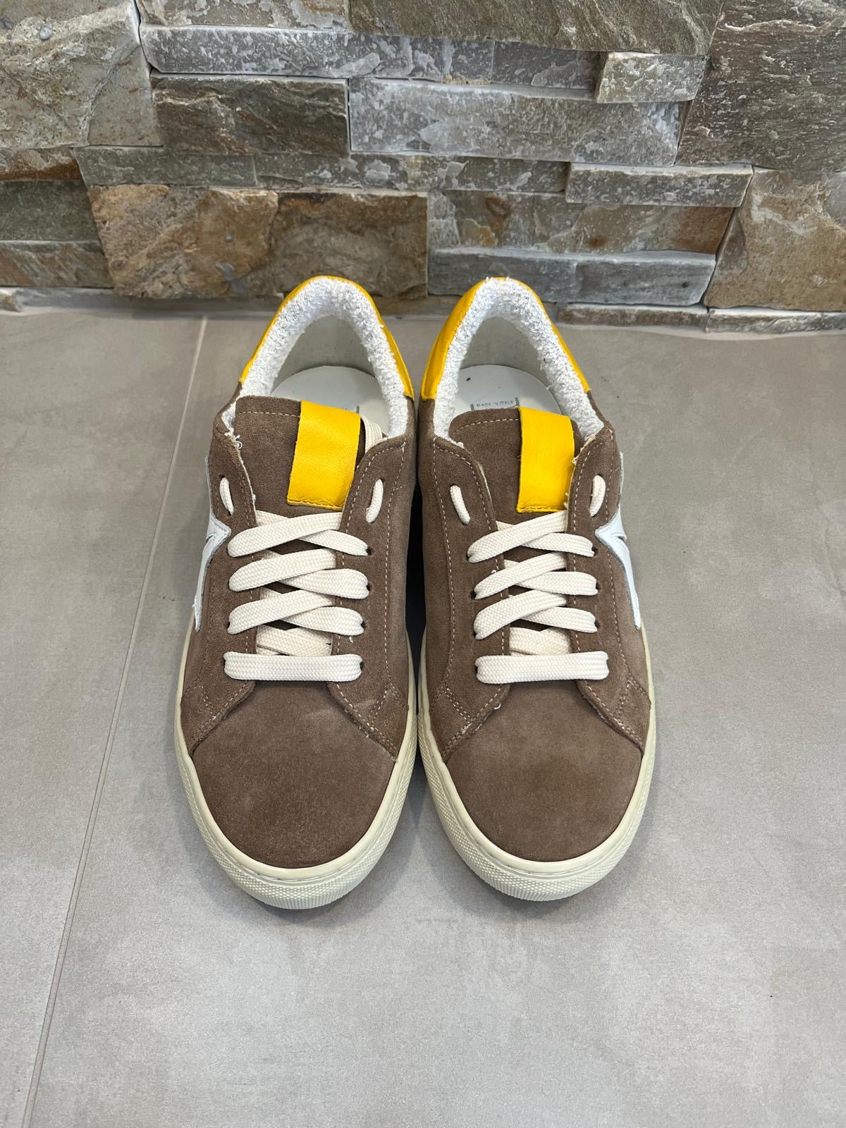 Sneakers uomo marrone e giallo-DIVINE FOLLIE - Calzature principe
