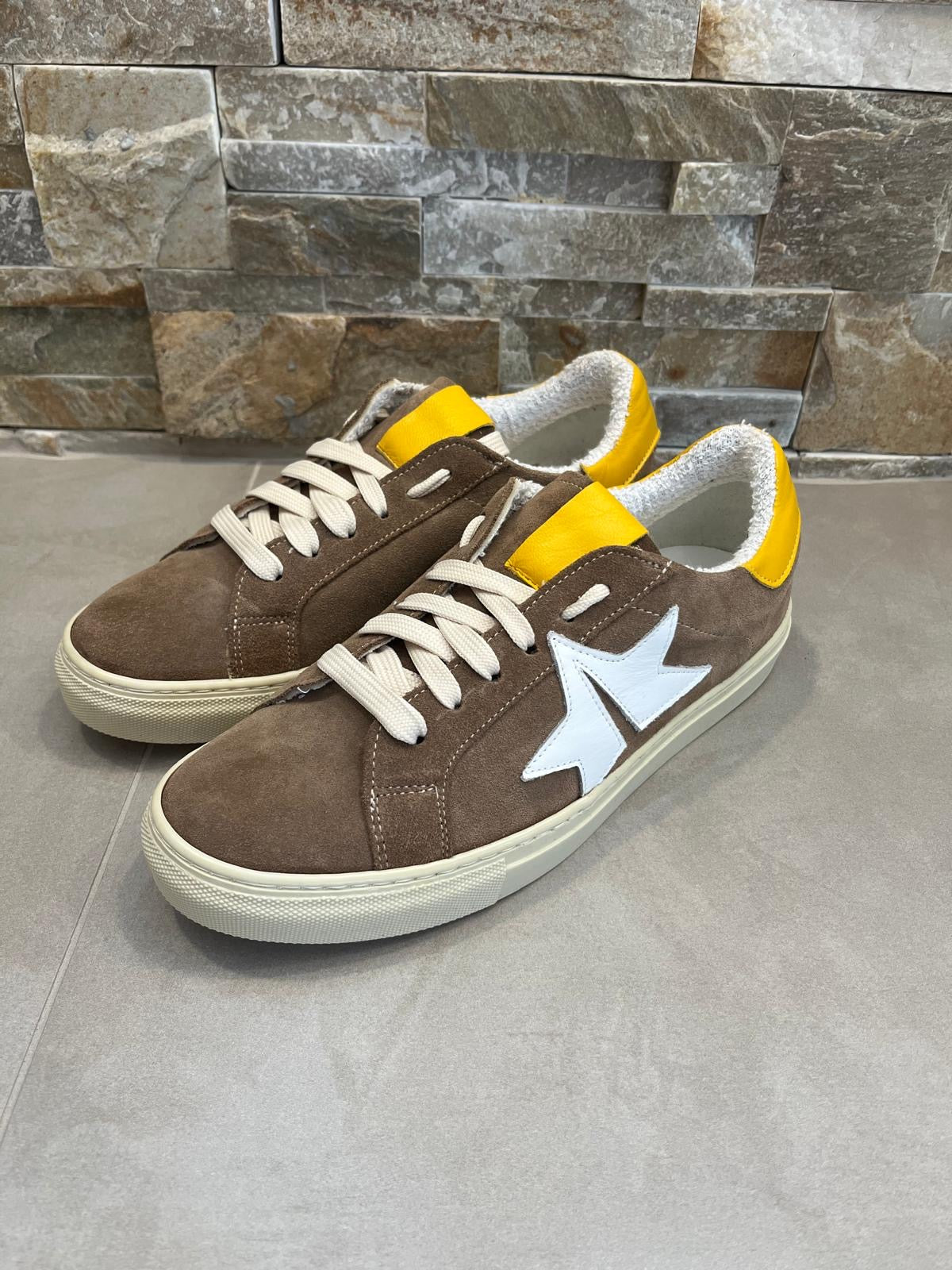 Sneakers uomo marrone e giallo-DIVINE FOLLIE - Calzature principe