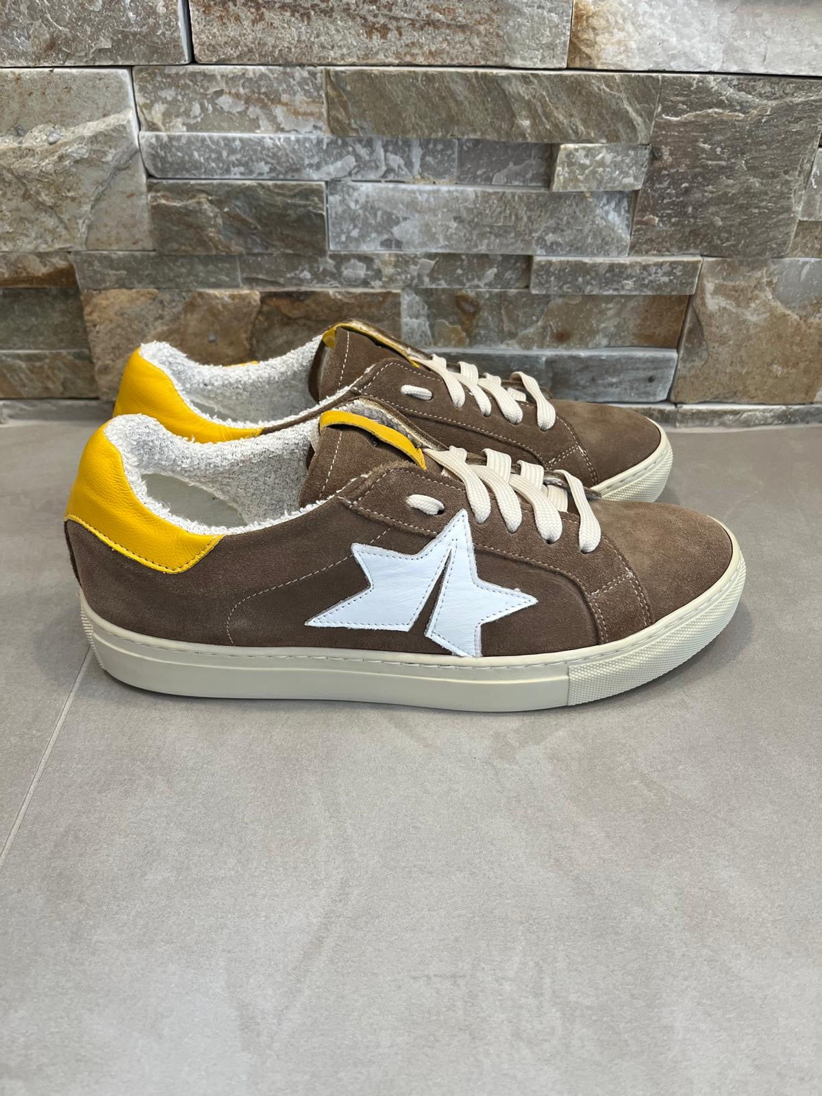 Sneakers uomo marrone e giallo-DIVINE FOLLIE - Calzature principe